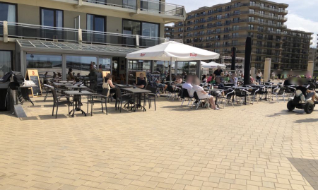 Instapklaar restaurant met terras op de Zeedijk in De Panne image