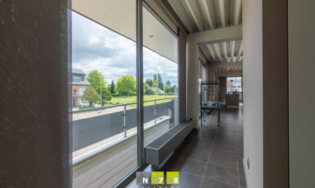 TE KOOP - LANAKEN - RUIM HANDELSPAND MET DUPLEX-APPARTEMENT EN 4 VERHUURDE LOODSEN OP EEN PERCEEL VAN 23A96CA.  image