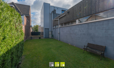 TE KOOP - LANAKEN - RUIM HANDELSPAND MET DUPLEX-APPARTEMENT EN 4 VERHUURDE LOODSEN OP EEN PERCEEL VAN 23A96CA.  image