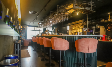 Exclusieve cocktailbar gelegen aan de jachthaven in het mooie Nieuwpoort. Hoofdzakelijk cocktails, wijn en tapas. image