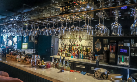 Exclusieve cocktailbar gelegen aan de jachthaven in het mooie Nieuwpoort. Hoofdzakelijk cocktails, wijn en tapas. image