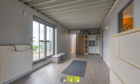 TE KOOP - LANAKEN - RUIM HANDELSPAND MET DUPLEX-APPARTEMENT EN 4 VERHUURDE LOODSEN OP EEN PERCEEL VAN 23A96CA.  image