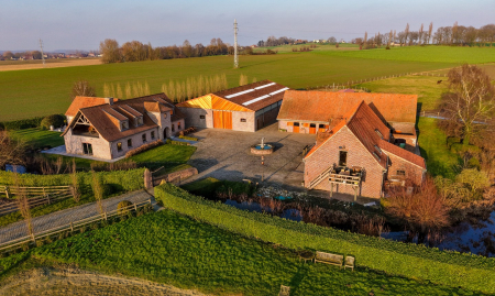 Te Koop - Heestert - Paardenfokkerij met landhuis voorzien van binnen- en buitenpiste op +-5,4 hectare  image