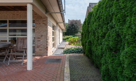 Te Koop - Maaseik - Instapklare gelijkvloerse woning met loods van 400 m² (20a58ca!) image