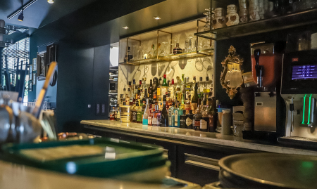 Exclusieve cocktailbar gelegen aan de jachthaven in het mooie Nieuwpoort. Hoofdzakelijk cocktails, wijn en tapas. image