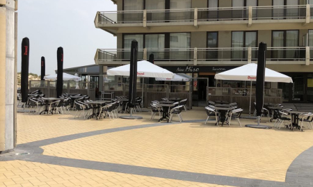 Instapklaar restaurant met terras op de Zeedijk in De Panne image