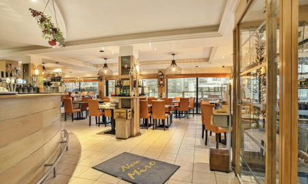  Instapklaar restaurant met terras op de Zeedijk in De Panne image