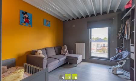 TE KOOP - LANAKEN - RUIM HANDELSPAND MET DUPLEX-APPARTEMENT EN 4 VERHUURDE LOODSEN OP EEN PERCEEL VAN 23A96CA.  image